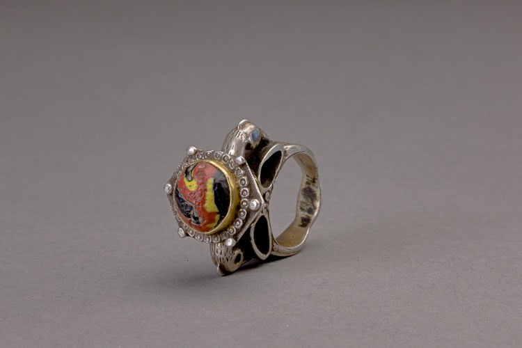Silver ring decorated by an Islamic-period glass feature stone