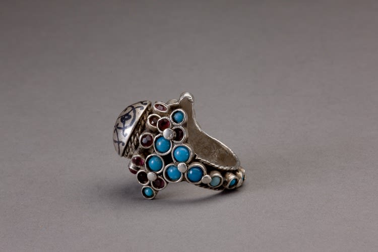 Delicate silver ring with lapis lazuli and garnets
