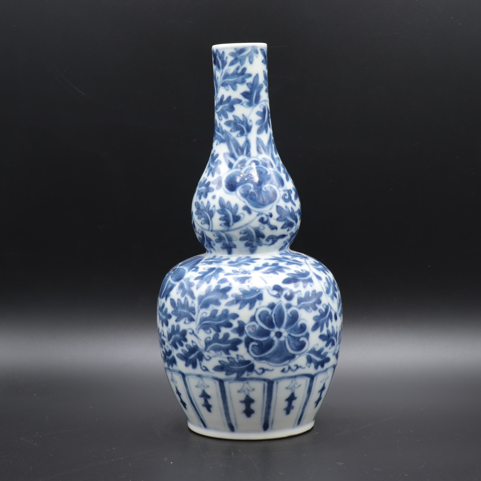 Blue and White porcelain gourd-shape vase, 1700 CE - 1900 CE