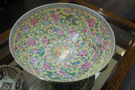 Qing Qianlong period large enamelled porcelain basin, 1644 CE - 1912 CE