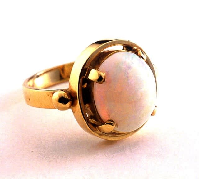 Ring of 18k Gold with Opal