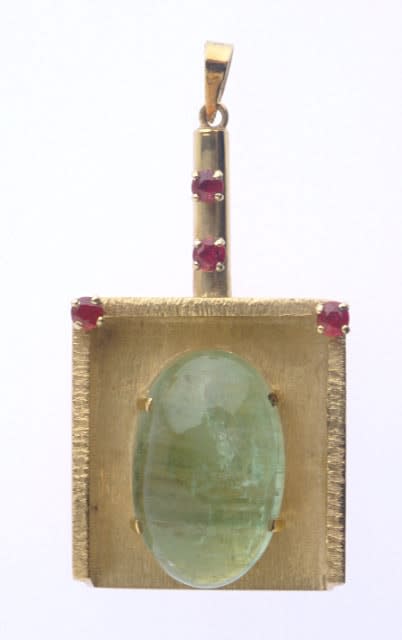 Gold Pendant in the Shape of a Mahta Featuring an Emerald