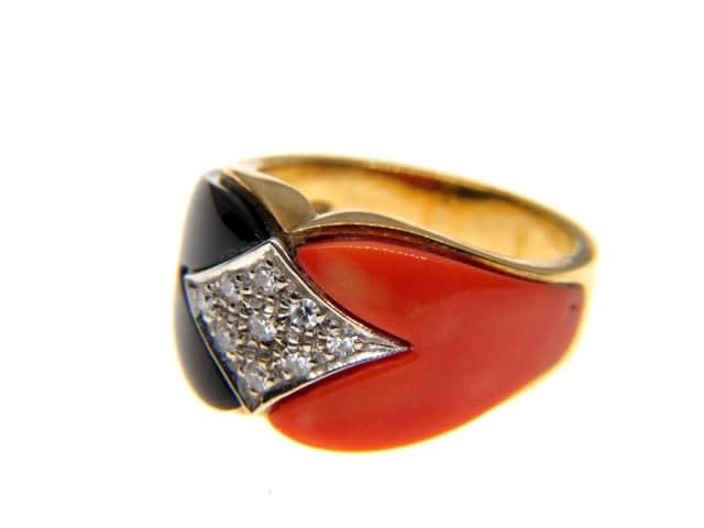 18 K Gold Ring with Onex,Coral and Diamonds
