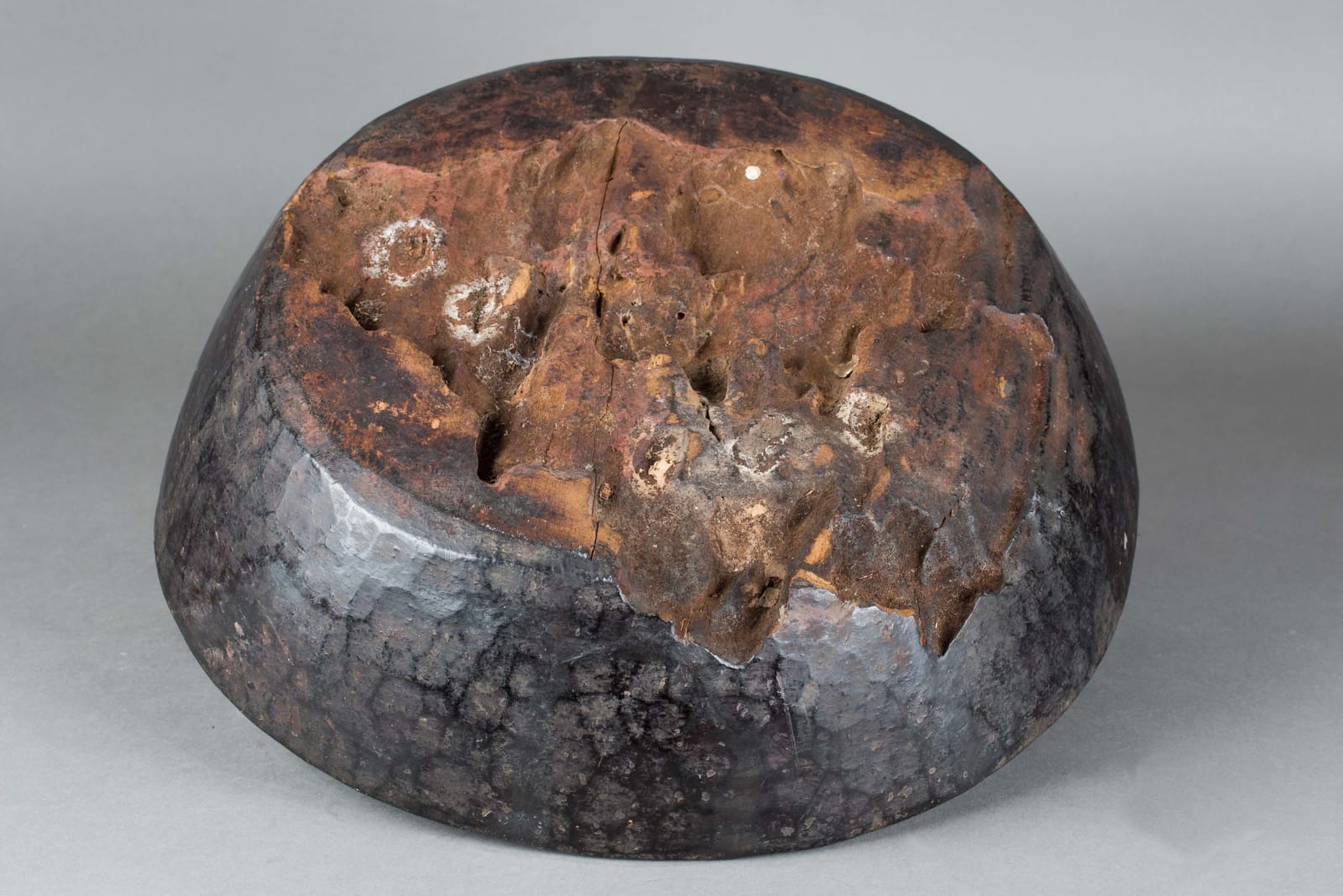 Large circular wooden carved African lidded recipient