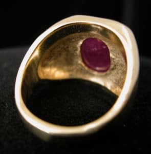 Gold Ring Featuring a Cabochon Ruby
