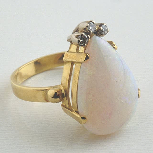 Ring Of 18k Gold With 3 Diamonds And Pear-Shaped Opal 6.4 Carats