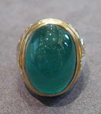 Gold Ring Featuring an Emerald Cabochon, 20th Century CE