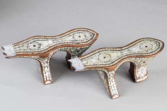 Wooden hammam clogs with mother-of-pearl decoration