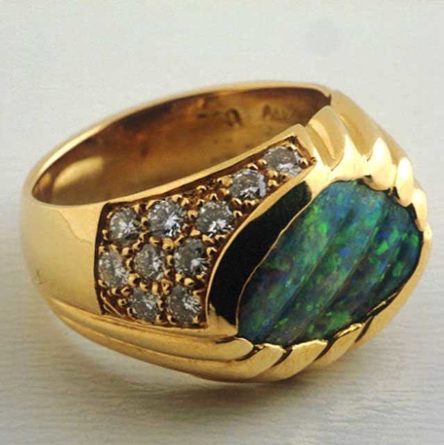 Gold Ring Featuring an Australian Boulder Opal Embellished with 17 Diamonds
