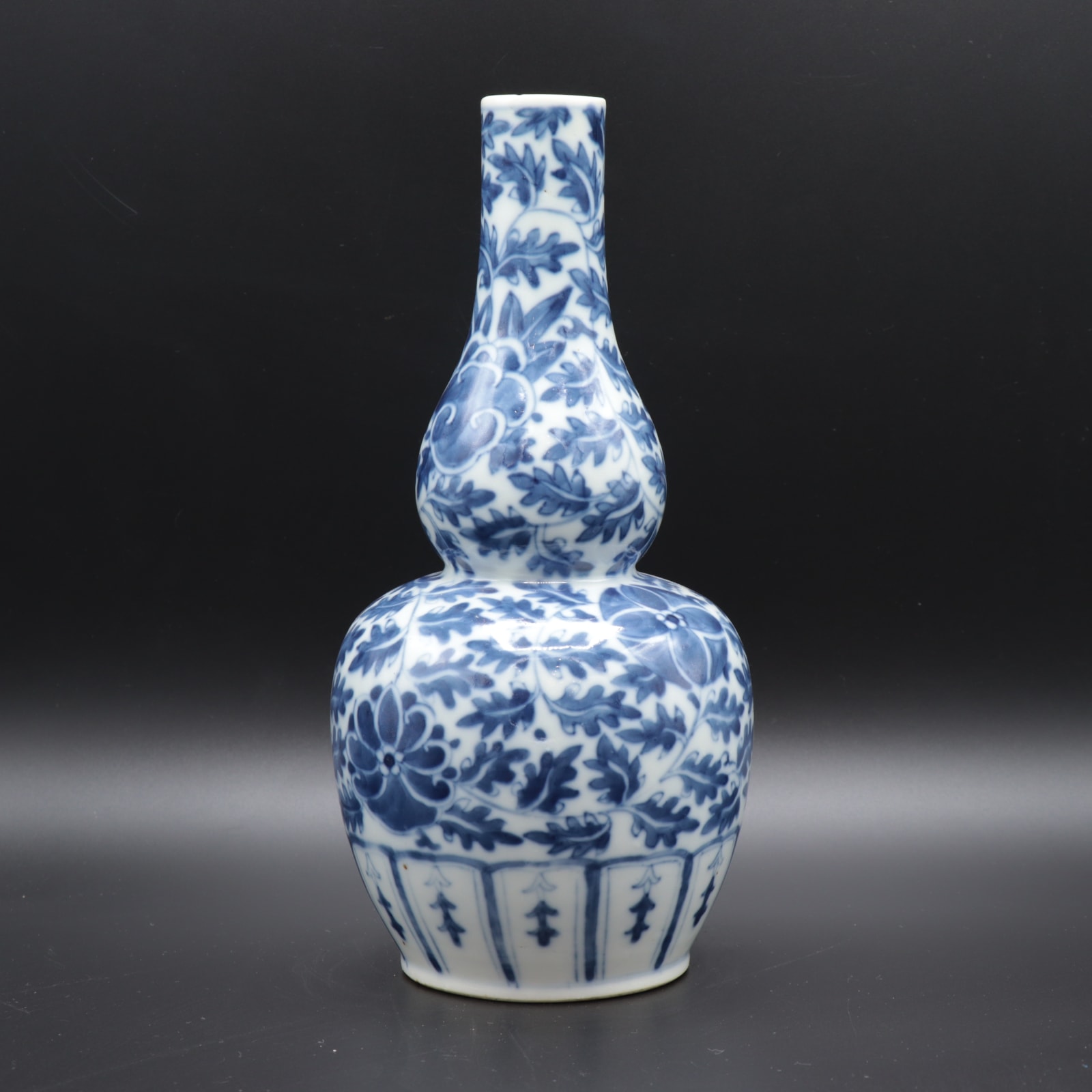 Blue and White porcelain gourd-shape vase, 1700 CE - 1900 CE