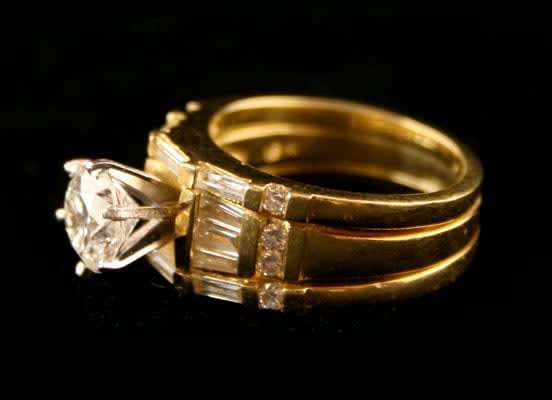 18 Karat Gold Ring Set with 8 Round Diamonds, 10 Baguette Diamonds, and a Central Round Diamond