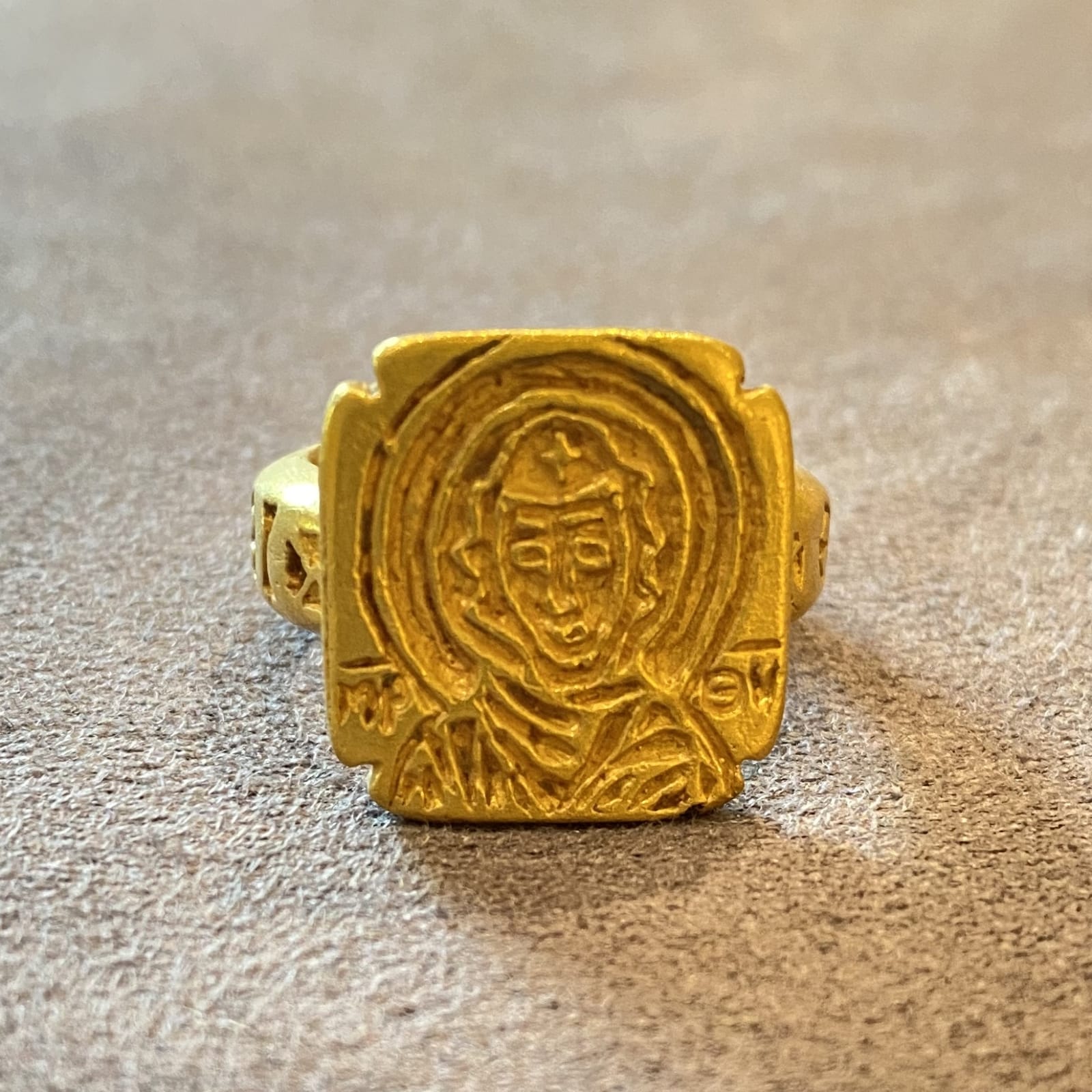 Byzantine Gold Ring Depicting the Virgin