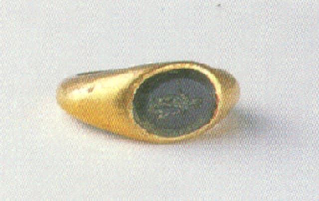 Gold Ring Set with Sardonyx Intaglio, 100 CE - 300 CE