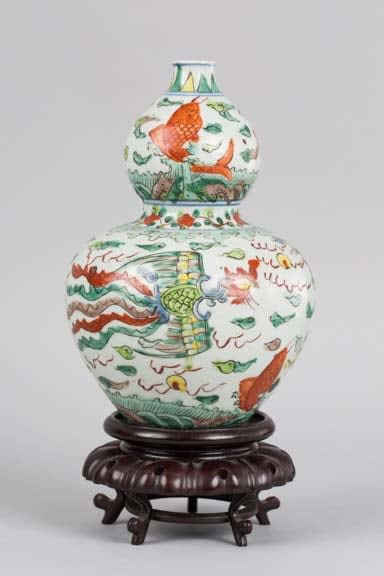 Gourd-shaped porcelain vase on wooden stand