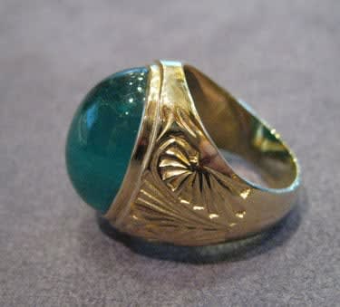 Gold Ring Featuring an Emerald Cabochon, 20th Century CE