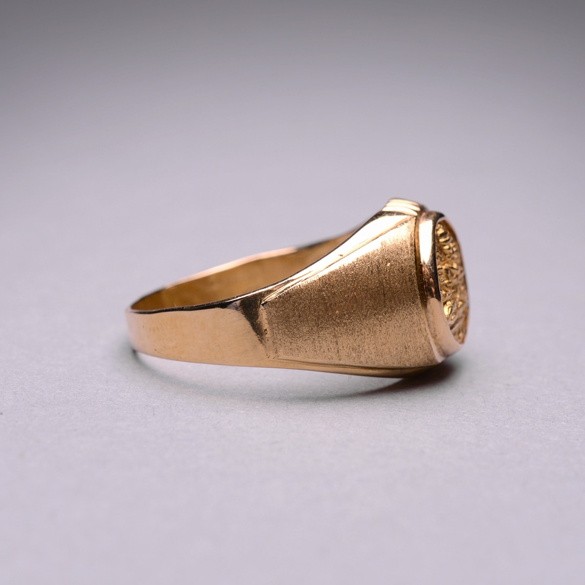 Gold Ring Featuring a Gold Pagoda from the Vijayanagara Empire, 14th Century CE - 15th Century CE