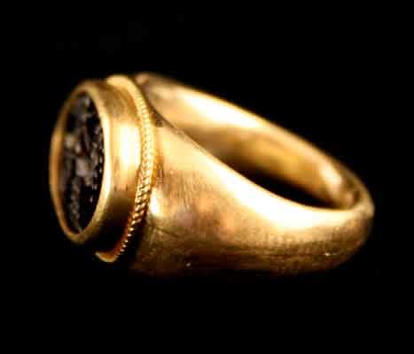 Gold Ring Featuring a Classical Revival Agate Seal Depicting a Biga, 18th Century CE - 19th Century CE
