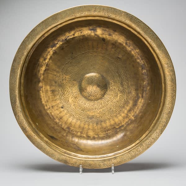 Large brass basin decorated by engravings