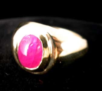 Gold Ring Featuring a Cabochon Ruby