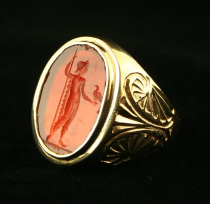 Gold Ring Featuring a Classical Revival Carnelian Intaglio Depicting Mercury, 18th Century CE - 19th Century CE