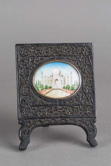Beautifully framed depiction of the Taj mahal