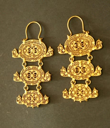 A Pair of Mamluk Gold Earrings, 1250 CE - 1517 BCE