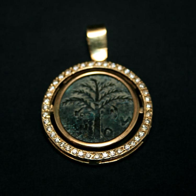 Jewih Coin Pendant, 132 CE - 135 CE