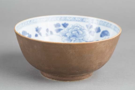 Bowl on ring foot internally decorated with floral pattern in White and Blue