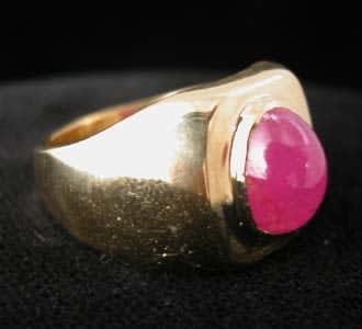 Gold Ring Featuring a Cabochon Ruby