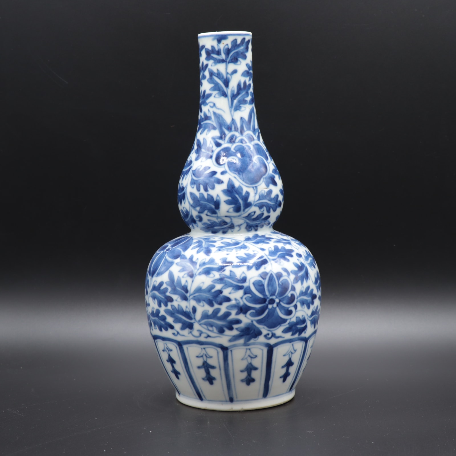 Blue and white porcelain gourd-shaped vase, 1800 CE - 1900 CE