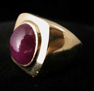 Gold Ring Featuring a Cabochon Ruby