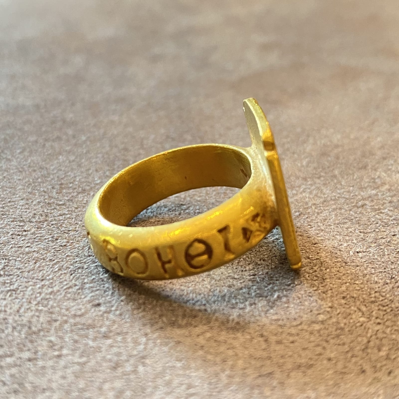 Byzantine Gold Ring Depicting the Virgin