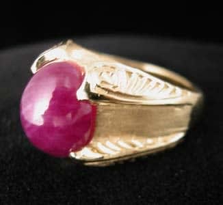 Gold Ring Featuring a Cabochon Ruby