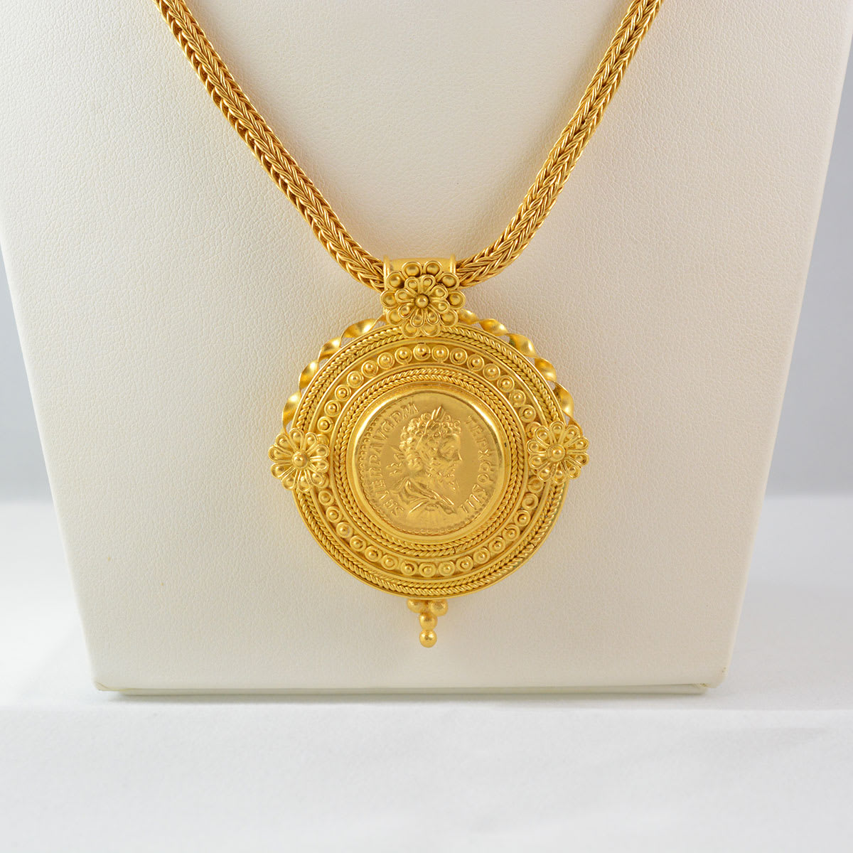 Classical Revival Gold Necklace with a Coin Pendant, 18th Century CE - 19th Century CE