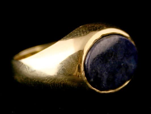 18 Karat Gold Ring Featuring a Lapis Lazuli