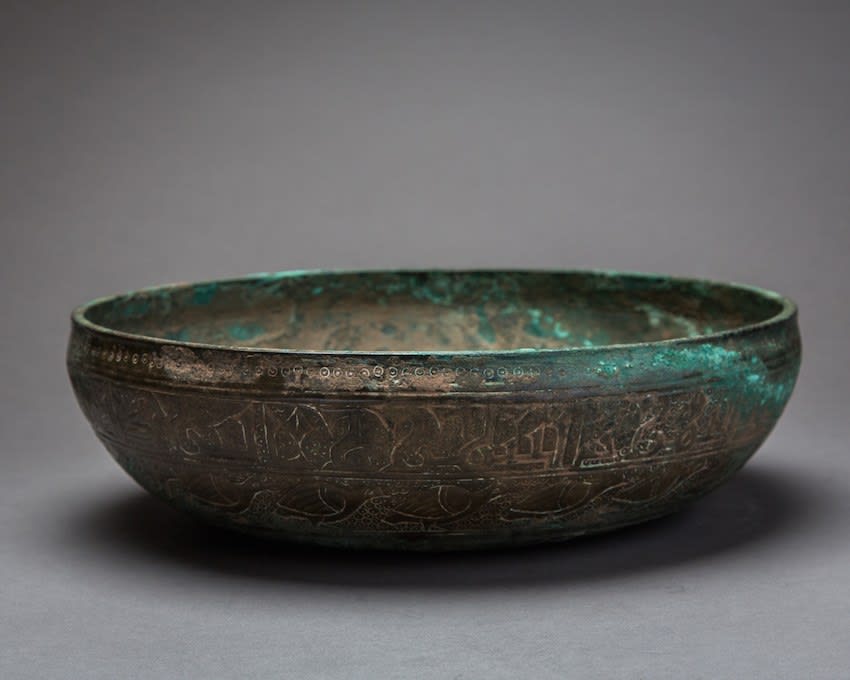 Bronze bowl with incised decoration and inscription in Kufic