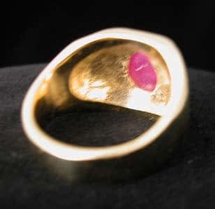 Gold Ring Featuring a Cabochon Ruby