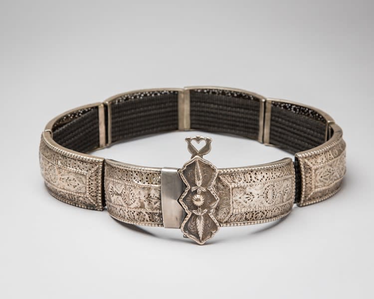 Engraved silver belt, composed of rectangular elements