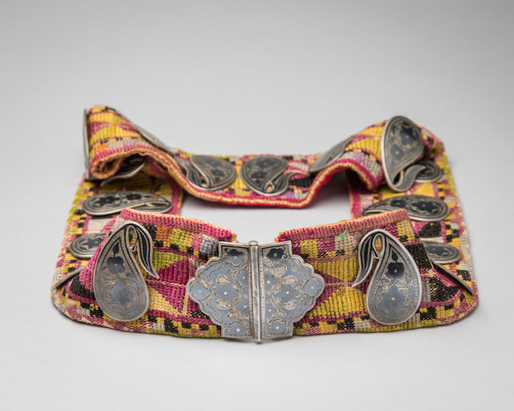 Large knitted belt with belt-buckle and decorative elements in niello