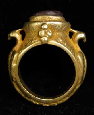 Safavid Gold Ring Featuring a Carnelian Seal, 17th Century CE - 18th Century CE