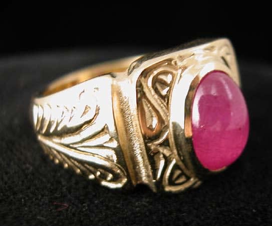 Gold Ring Featuring a Cabochon Ruby