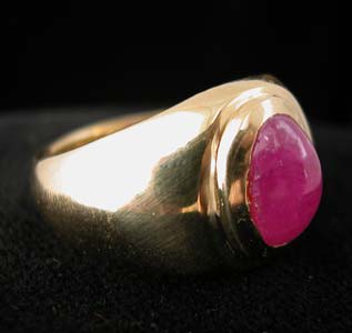 Gold Ring Featuring a Cabochon Ruby