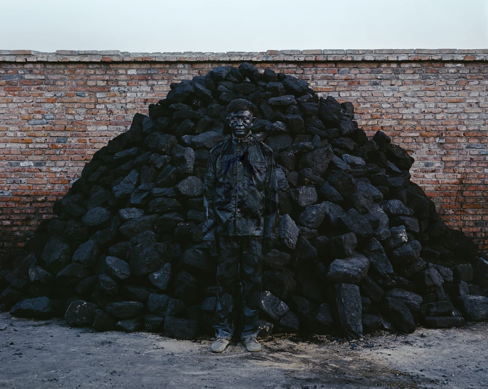 Liu Bolin, Coal Pile, 2010