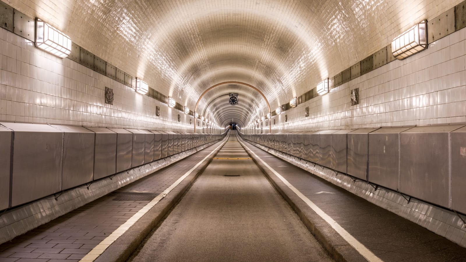 Mario Basner, Elbtunnel, Hamburg, Germany, 2015