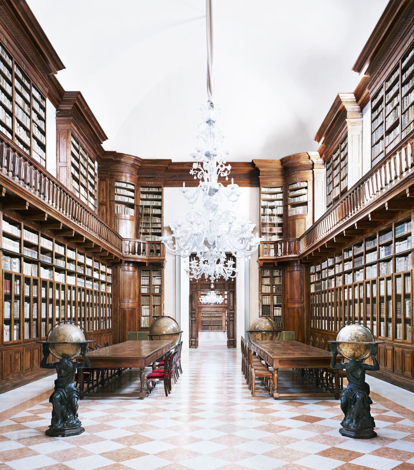 Candida Höfer, Biblioteca Teresiana Mantova I 2010