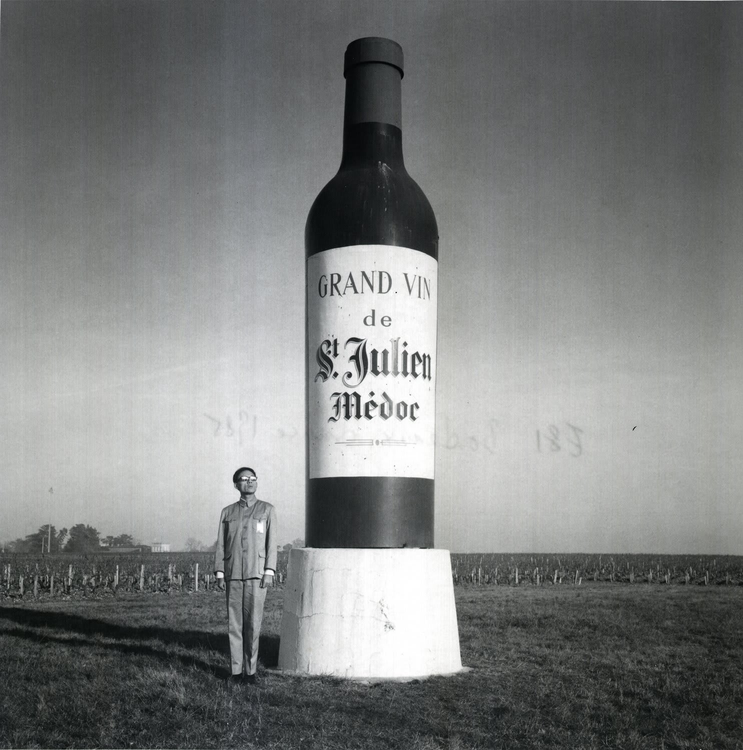 Tseng Kwong Chi, Bordeaux, France, 1985