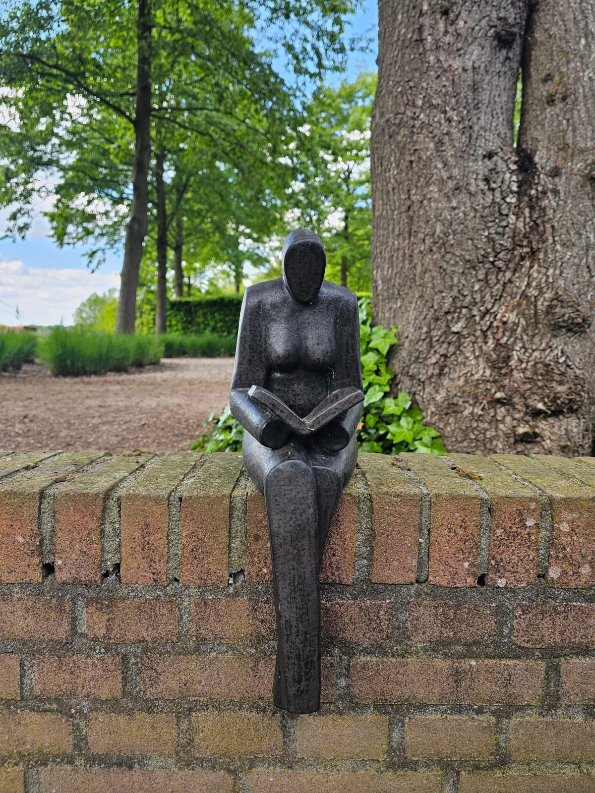 Giuseppe Lamers, Lezende Vrouw groot, 2024