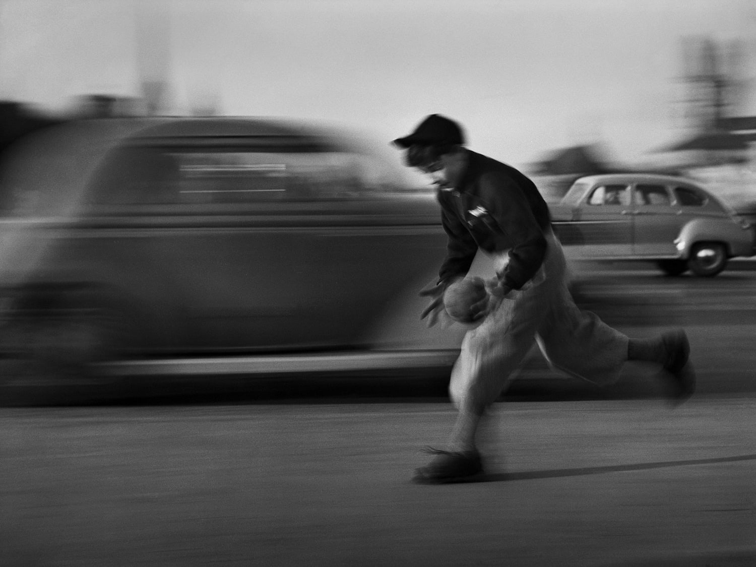 René Groebli, Ball game on Quaibrücke bridge/Ballspiel auf der Quaibrücke (#619), Zürich, 1950