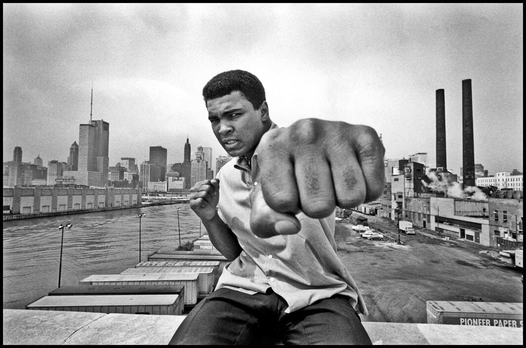 Thomas Hoepker, Ali Left Fist Skyline, Chicago, 1966