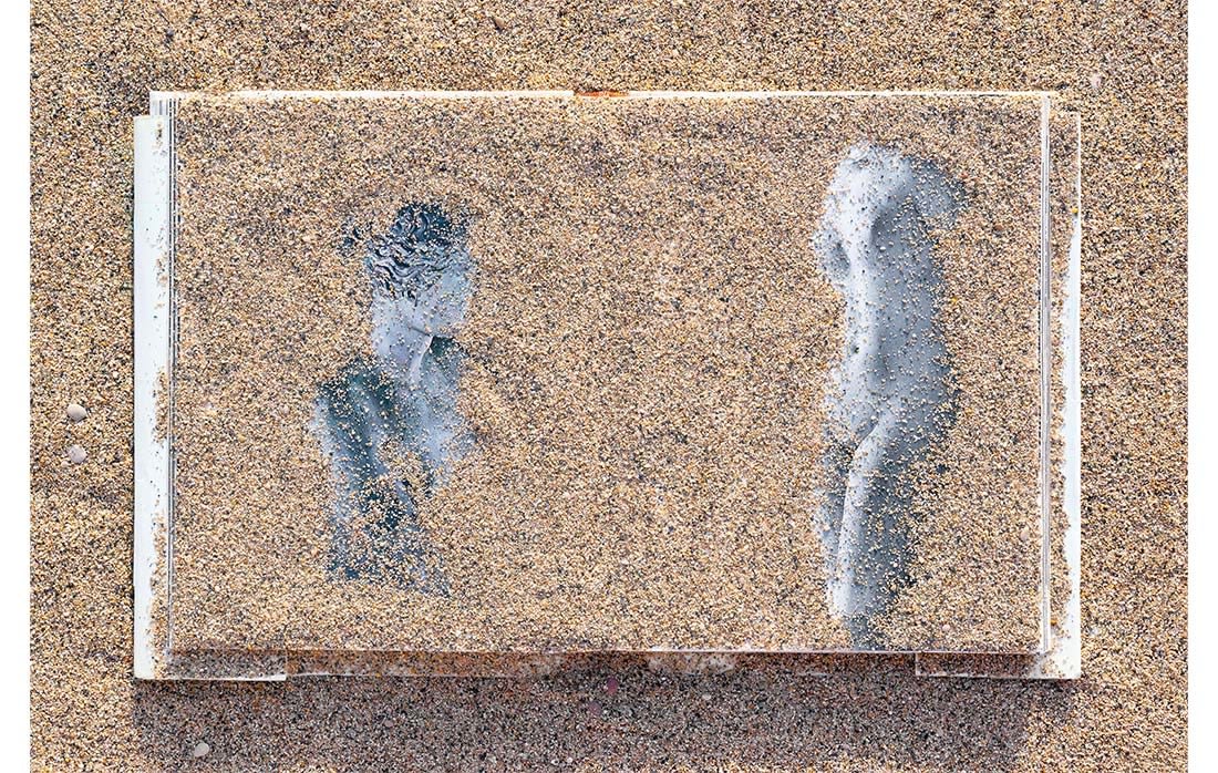 Laurence Aëgerter, Aphrodite de Milo et Aphrodite de Cnide, from the series Louvre Plage - Sables, 2022
